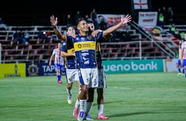 Florencio Yudis celebra uno de los dos tantos que marcó en el triunfo a domicilio del 12 de Junio de Villa Hayes sobre el Sportivo Carapeguá. (@IntermediaAPF)
