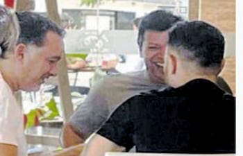 Federico Santoro Vassallo, Alberto Koube y Sebastián Marset (de espaldas) en una confitería de Asunción.