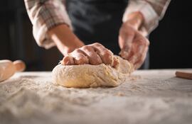 La preparación del pan también es motivo de reunión entre amigos y grupos de familia.
