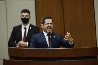 El presidente de la Cámara de Diputados de Paraguay, Raúl Latorre, habla en una conferencia de prensa este lunes, en el Palacio Legislativo en Asunción.