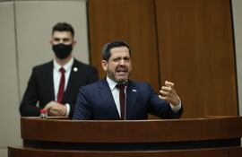 El presidente de la Cámara de Diputados de Paraguay, Raúl Latorre, habla en una conferencia de prensa este lunes, en el Palacio Legislativo en Asunción.
