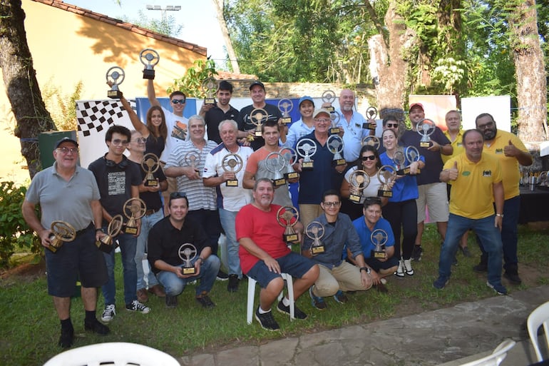 Los protagonistas posan con sus respectivos trofeos tras la premiación.