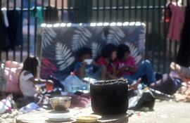 Situación de indígenas en protesta frente a la Intendencia Militar, sobre la avenida Artigas, donde funcionaba el Indi hasta hace unos días.