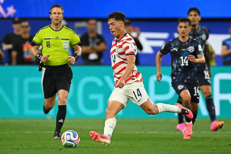 El mediocampista de Estados Unidos Sebastian Berhalter patea el balón durante el partido de fútbol del Grupo D de la Copa Mundial 2026 entre Estados Unidos y Paraguay en el Los Angeles Stadium en Inglewood.