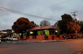 Copetín "Pinocho", frente a la Facultad de Filosofía de la UNA en Itá Pytã Punta, Asunción. Los debates que no encuentran espacio en el campus, se prolongan en sus mesas