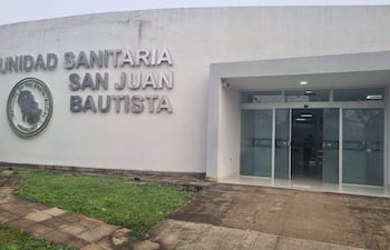 Fachada de la Unidad Sanitaria San Juan Bautista, con letrero metálico y emblema del Instituto de Previsión Social.