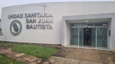 Fachada de la Unidad Sanitaria San Juan Bautista, con letrero metálico y emblema del Instituto de Previsión Social.