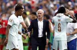 El director técnico de Francia, Didier Deschamps, y sus jugadores durante una pausa de hidratación en el partido de cuartos de final de la Copa Mundial de la FIFA 2026 entre Francia y Marruecos, en Boston, EE. UU..