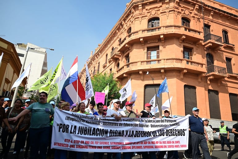 Multitudinaria movilización ciudadana en contra de la reforma de la caja fiscal planteada por el Ejecutivo.