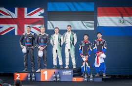El estonio Robert Virves fue el vencedor de la WRC2 (centro), segundo quedó el británico Gus Greensmith (izquierda) y tercero el paraguayo Fau Zaldívar.