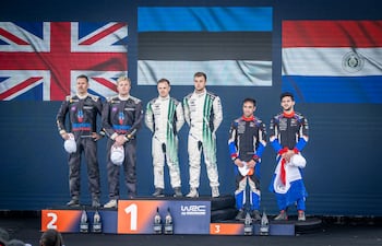 El estonio Robert Virves fue el vencedor de la WRC2 (centro), segundo quedó el británico Gus Greensmith (izquierda) y tercero el paraguayo Fau Zaldívar.