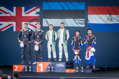 El estonio Robert Virves fue el vencedor de la WRC2 (centro), segundo quedó el británico Gus Greensmith (izquierda) y tercero el paraguayo Fau Zaldívar.