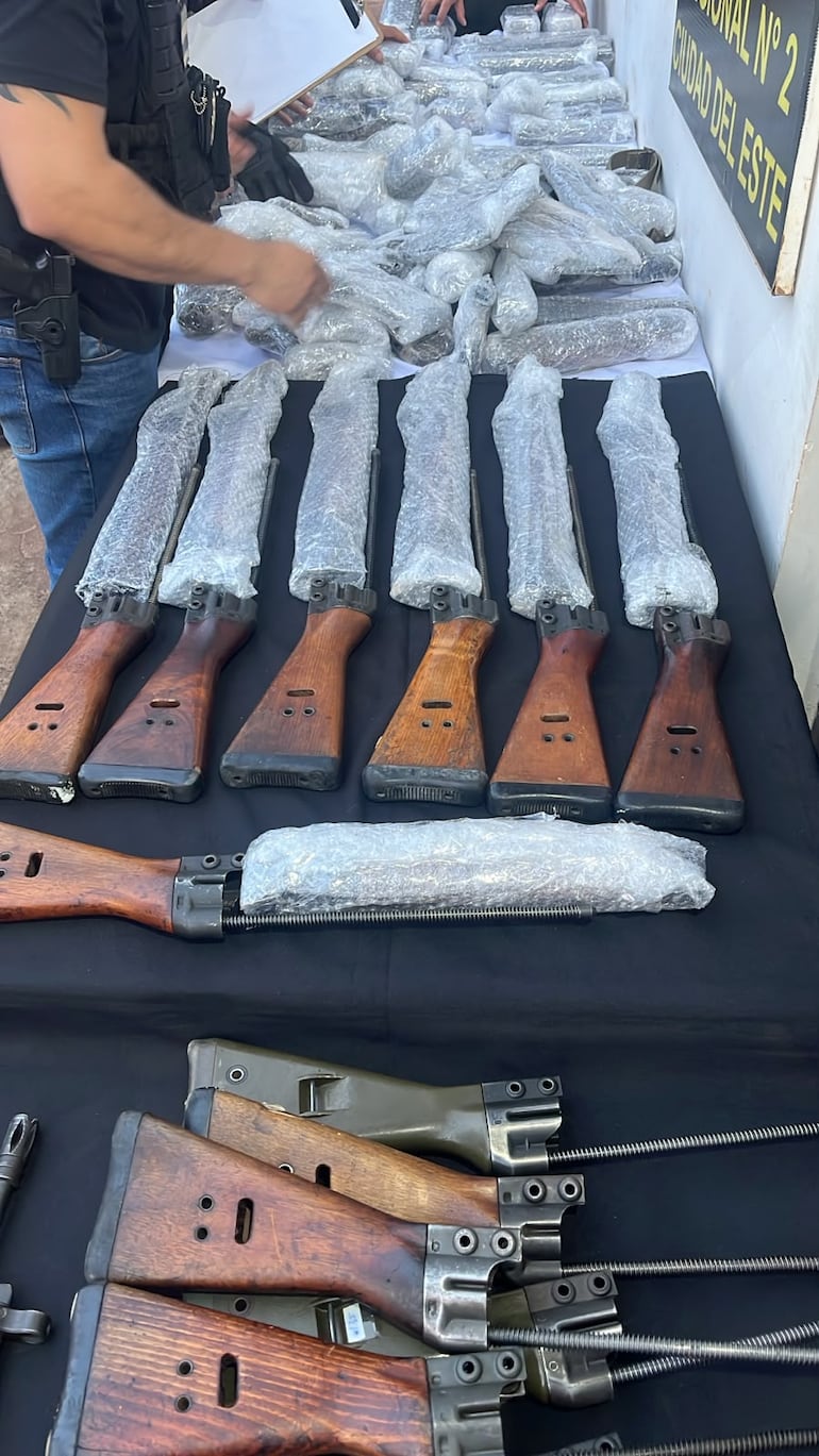 Los fusiles alemanes y españoles incautados por la Senad del poder de un policía en Santa Rosa del Monday.
