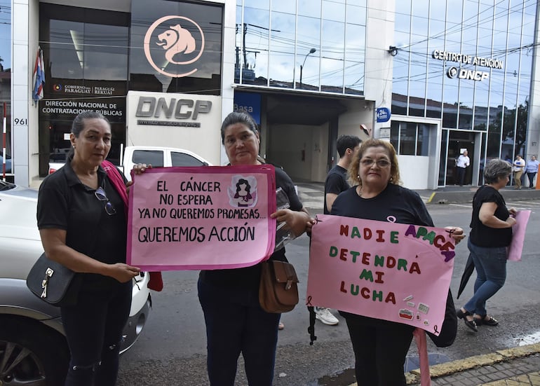 "El cáncer no espera, ya no queremos promesas, queremos acción", reza uno de los carteles. 