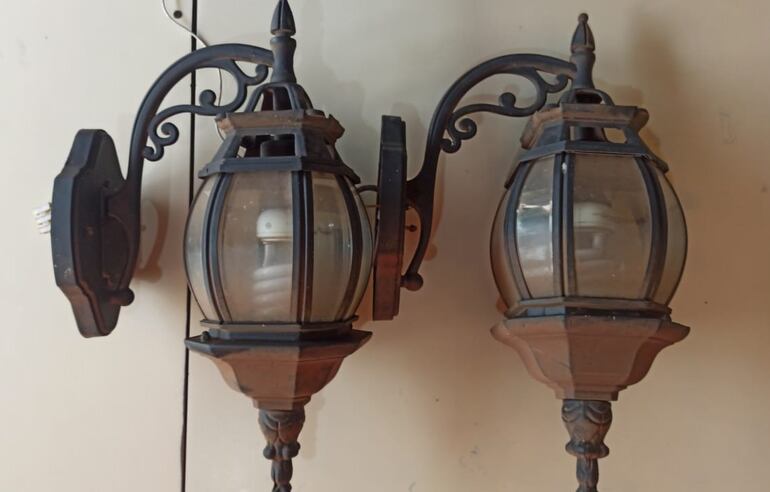 Los faroles de hierro que fueron hurtados y luego recuperados.