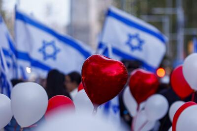 La comunidad israelí de Barcelona participa con el apoyo de diversas entidades judías de Cataluña, en el "Acto por la Vida" para exigir la libertad de las personas secuestradas por Hamas el pasado 7 de octubre.