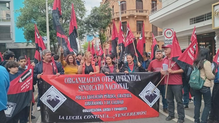 Docentes de OTEP-Auténtica manifestaron en Asunción, reclamando mejoras en la educación pública.