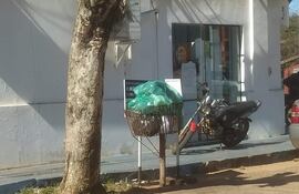 Concejales y ciudadanos cuestionan la tercerización del servicio de recolección de basura, sin previo aviso y sin que el intendente, Luciano Cañete, haya puesto a consideración de la Junta Municipal de Carapeguá.