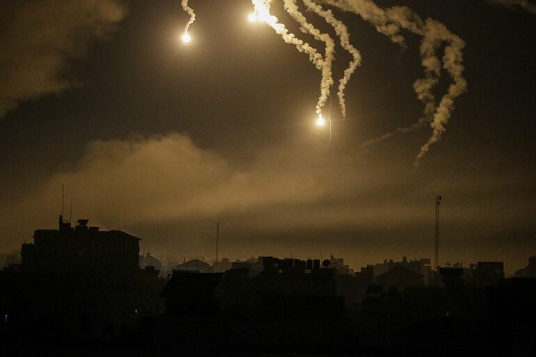 Gaza (---), 31/10/2023.-Las bengalas del ejército israelí iluminan el cielo sobre el norte de la ciudad de Gaza, el 31 de octubre de 2023. Las FDI atacaron más de 600 objetivos militantes en los últimos días mientras continuaban 'expandiendo las operaciones terrestres' en la Franja de Gaza, dijeron las Fuerzas de Defensa de Israel (FDI) el 30 de octubre. Más de 8.000 palestinos y al menos 1.400 israelíes han muerto, según las Fuerzas de Defensa de Israel (FDI) y la autoridad sanitaria palestina, desde que militantes de Hamás lanzaron un ataque contra Israel desde la Franja de Gaza el 7 de octubre, y las operaciones israelíes en Gaza y Cisjordania, que le siguió. EFE/EPA/MOHAMMED SABER

