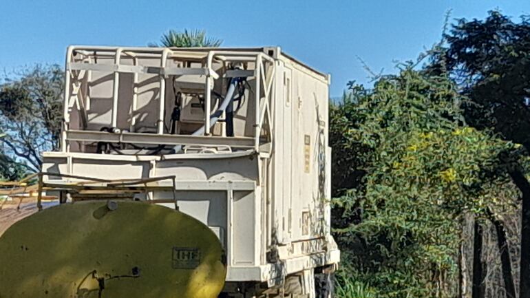 La máquina potabilizadora de agua que se compró por G. 800 millones  está tirada entre las malezas en el taller de la gobernación de Fuerte Olimpo, desde el 2020.
