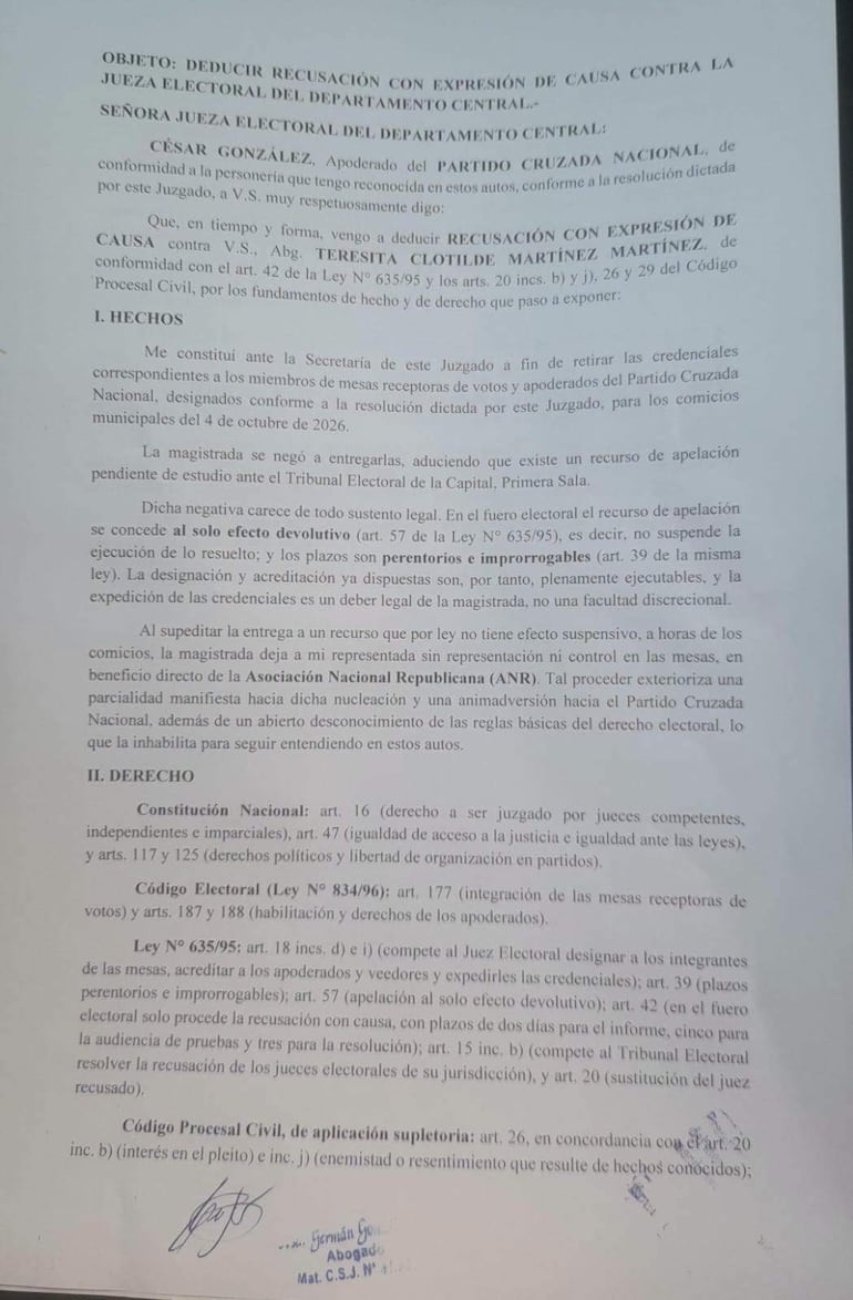 Documento legal detallando la recusación contra la jueza electoral, con texto visible sobre fundamentos legales.