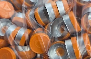 Unas 80 mil unidades de tapas y viales de vidrio fueron incautados por Dinavisa en el Aeropuerto Silvio Pettirossi.