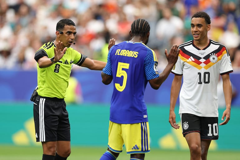 Sherel Floranus de Curazao discute una decisión con el árbitro Jalal Jayed durante el partido del Grupo E de la Copa Mundial de la FIFA 2026 entre Alemania y Curazao en el Houston Stadium, en Houston, Texas.