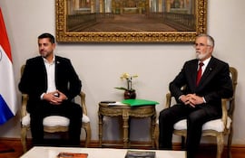 José Antonio Marcondes de Carvalho, embajador de Brasil en Asunción, (d) en reunión con Pedro Alliana, Vicepresidente de la República de Paraguay (i) tras las declaraciones de Luiz Inacio "Lula" Da Silva, presidente de Brasil, en las que culpó a Paraguay de iniciar la Guerra de la Triple Alianza.
