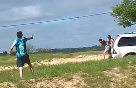 Momento exacto en el que este joven realiza los disparos contra otro grupo de personas.