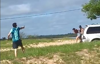 Momento exacto en el que este joven realiza los disparos contra otro grupo de personas.