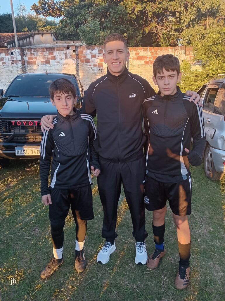 El portero de Libertad, Rodrigo Morínigo junto a los aspirantes a futbolistas Maximiliano Álvarez y su izquierda Santino Álvarez.