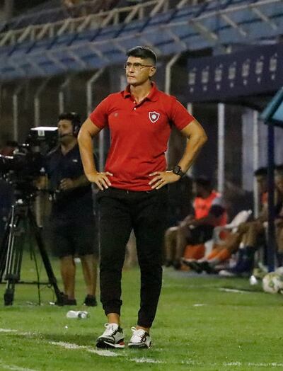 Arturo Rafael Villasantti Adorno, director técnico del Atlético Tembetary, nació en Asunción el 13 de mayo de 1985.