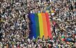 Bandera del arcoiris en la multitudinaria manifestación por el orgullo gay en Budapest, Hungría.
