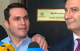 Senador Hernán David Rivas Román (ANR - cartista), acusado por su presunto título falso de abogado; y el senador Silvio Ovelar, en conferencia de prensa.