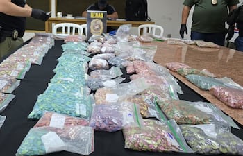 Agentes de la Senad exhiben las aproximadamente 50 mil dosis de drogas sintéticas incautadas