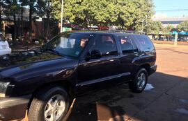 La camioneta hurtada frente a una parroquia de Ciudad del Este.