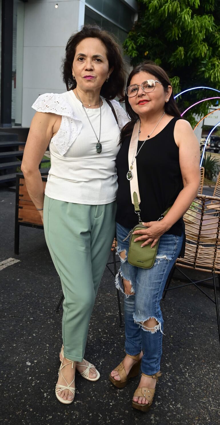 Ofelia Cuevas y Pilar Pereira.