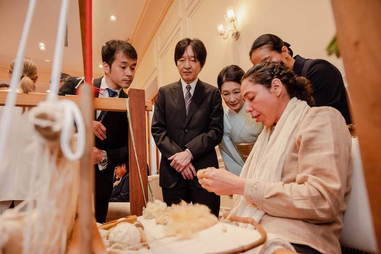 Tanto Akishino como Kiko mostraron gran interés en la artesanía paraguaya, en especial en la elaboración del hilo para el ao po’i.