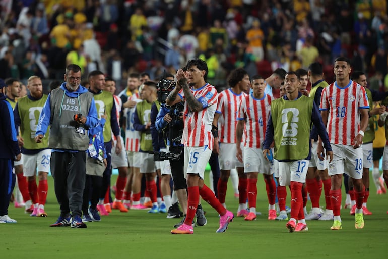 Gustavo Gómez (c) de Paraguay saluda este jueves, al finalizar un partido del grupo D del Mundial de la FIFA 2026 entre Paraguay y Australia en el estadio Levi's en Santa Clara, California (Estados Unidos). 