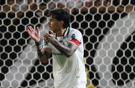 El paraguayo Gustavo Raúl Gómez (32 años) anima a sus compañeros durante el duelo paulista del domingo entre Palmeiras y Bragantino, ganado por los verdes 1-0.