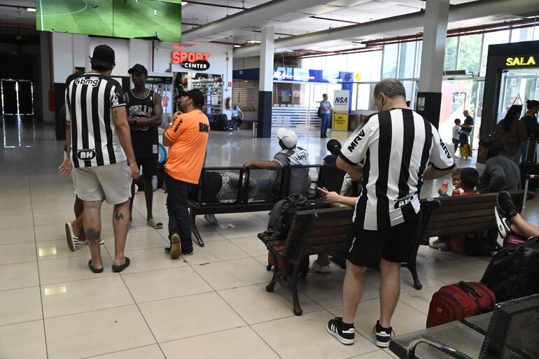 La terminal de Asunción no tiene suficientes comodidades como enchufes y Wi-Fi para los turistas.