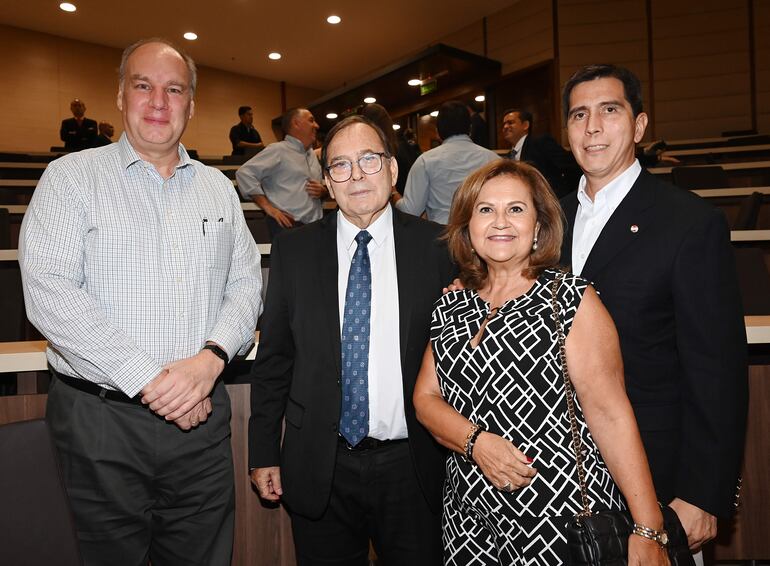 James Spalding, Roberto Ruiz Díaz Labrano, Rosi Arévalo de Ruiz Díaz y Federico González.