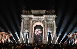 Multitudes se congregan antes de que la llama olímpica sea extinguida en el pebetero del Arco della Pace (Arco de la Paz), en Milán, norte de Italia, durante la ceremonia de clausura de los Juegos Olímpicos de Invierno Milano Cortina 2026, el 22 de febrero de 2026.