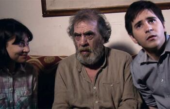 Sofía Netto Barrios, Héctor Silva y Tomás Arredondo en una escena de la película "De astronautas y fantasmas", que fue reconocida en Trieste, Italia.