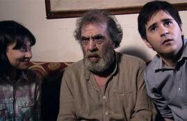 Sofía Netto Barrios, Héctor Silva y Tomás Arredondo en una escena de la película "De astronautas y fantasmas", que fue reconocida en Trieste, Italia.