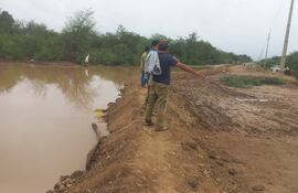 Pobladores de Pozo Hondo se ingeniaron para la construcción de un muro de tierra.