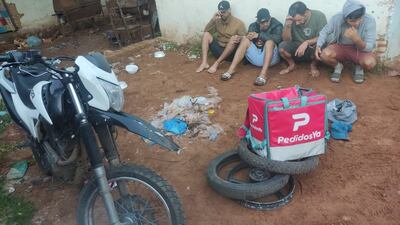 Los supuestos delincuentes cayeron esta mañana en Villa Elisa con una motocicleta que había sido robada en Capiatá a través de un asalto a mano armada.