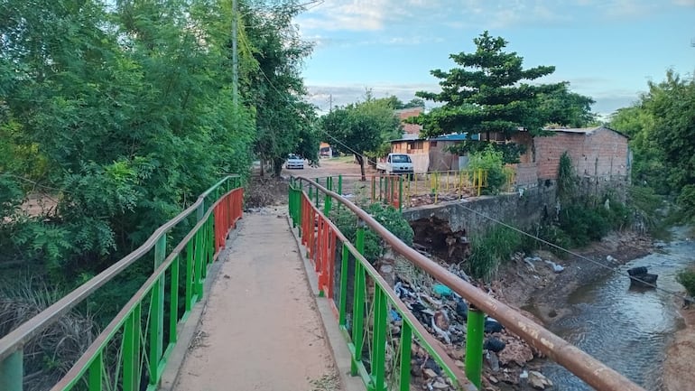 Por este puente circulan a diario numerosas personas del barrio Santa María de San Lorenzo.
