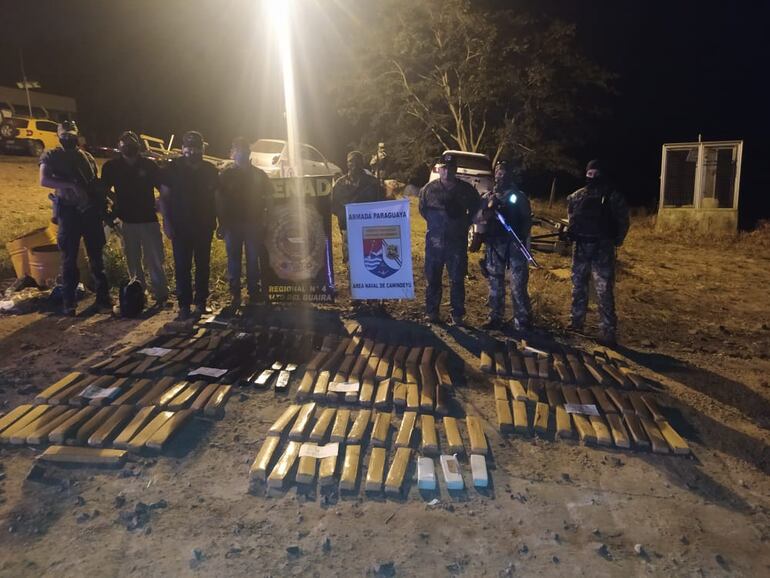 Personal de la Prefectura Naval de Canindeyú procedió a la incautación de 154 kilogramos de marihuana prensada a orillas del río Paraná, en zona del Puerto Marangatú, a 70 km de la ciudad de Salto del Guairá.