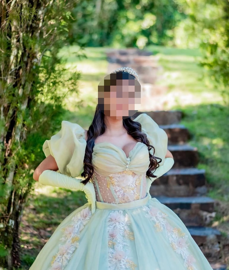 La hija adolescente de la gobernadora de Concepción, Liz Meza, en una producción fotográfica en Brasil, previa a celebración de su fiesta de quince años.